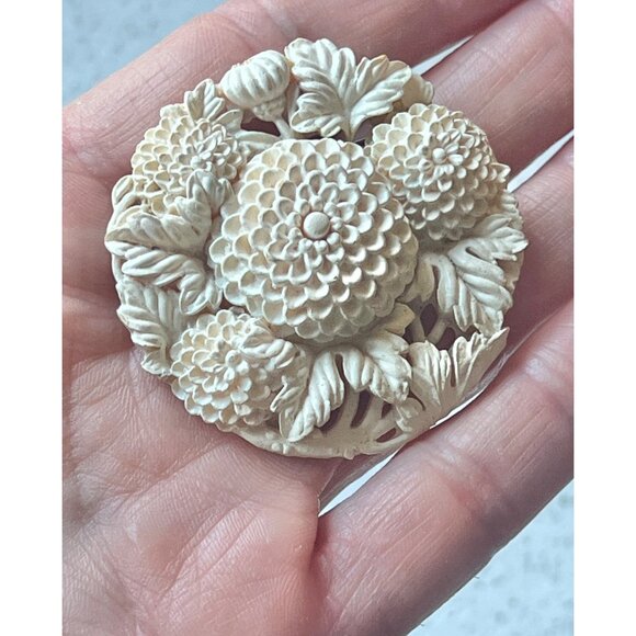 Celluloid Chrysanthemum Brooch In Cream With C Clasp Vintage Floral Fashion Gift - Picture 4 of 7